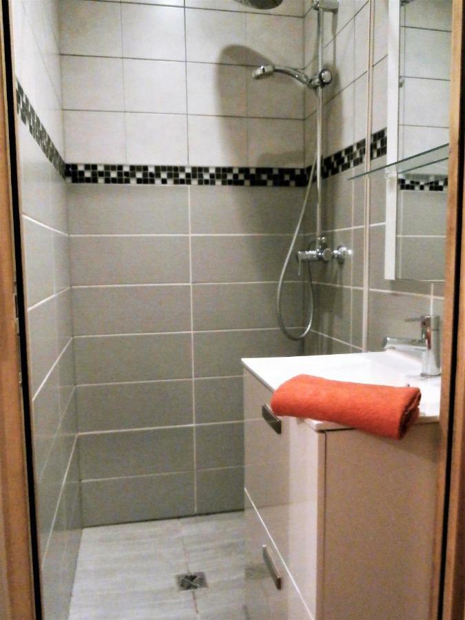 Les Belles Terrasses Dieppe ,3 Appartements , Le Vegetal De 1 A 8 Personnes , Le Tropical De 1 A 6 Personnes , Le Floral Avec Terrasse De 1 A 3 Personnes , Quartier Calme Au Stationnement Gratuit A Cote De L'Avenue Verte מראה חיצוני תמונה